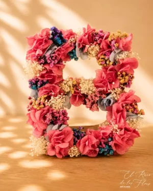 Letra B elaborada en flores secas y preservadas con paniculata arcoiris y Hortensia rosa