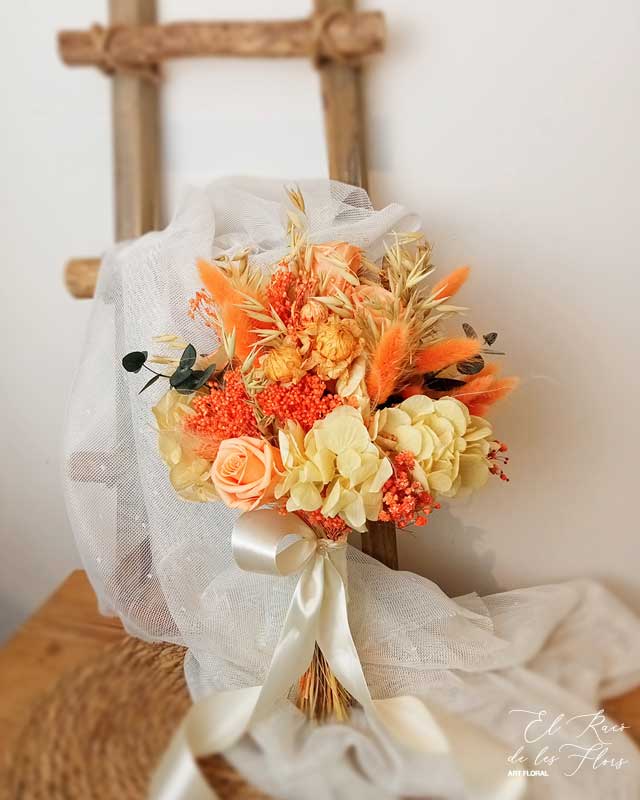 SARAGU ramo de novia en tonos salmón, crema y naranja. Bouquet desenfadado compuesto por phalaris,hortensia, rosa mini, broom, avena, eucalipto.