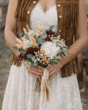 Miriam, ramo de novia de flor seca y preservada. Estilo bouquet desenfadado. Materiales utilizados: broom granate, hortensia blanca, paniculata blanca, phalaris salmón, eucalipto usa verde.
