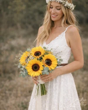 Ramo estilo bouquet de girasoles naturales acabo con eucalipto natural y limonium benlat lila grisáceo. Medidas aprox 23cm diámetro.