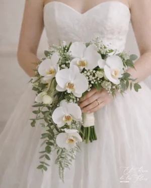 Esther, ramo de novia en forma cascada de flor natural. Materiales utilizados, orquídea phalaenopsis, paniculata y variedad de verdes.