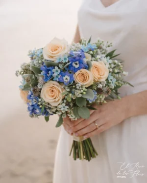 Ramo de novia tipo bouquet de flor natural, materiales utilizados: rosa, oxipetalum, astrantia, delphinium, limonium y variedad de verdes.
