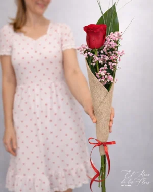 Rosa individual decorada con verdes y flor mini. Envuelta con un cono de saco.