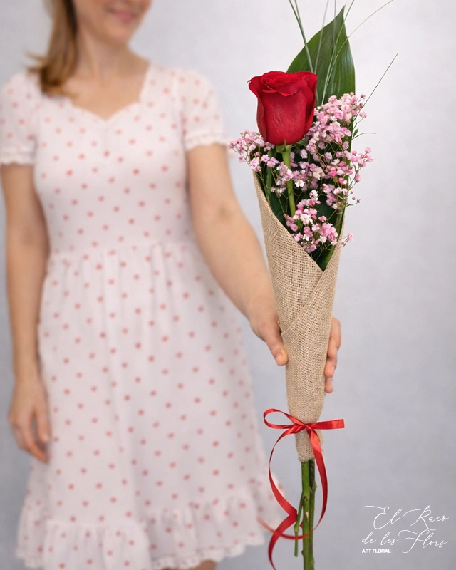 Rosa individual decorada con verdes y flor mini. Envuelta con un cono de saco.