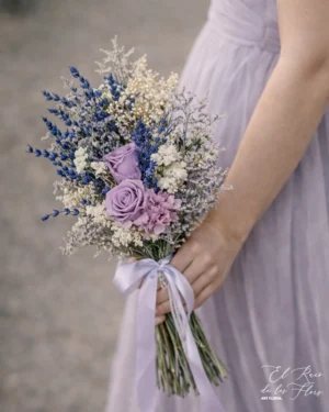 Ramo de novia de FFLOR SECA Y PRESERVADA en forma garba. Materials utilizados, lavanda, statice, limonium, paniculata, rosas.