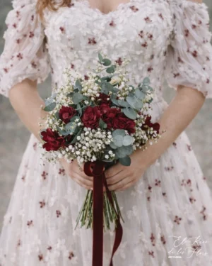 Ramo de novia tipo bouquet en forma un poco espigada. Todo en flor seca y preservada. Eucalipto, Delphinium, paniculata, hortensia