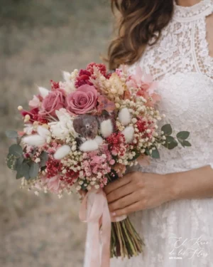 Ramo de novia, forma bouquet. En tonos rosa, fucsia y blanco. Lleva 2 rosas, broom, hortensia, paniculata, eucalipto