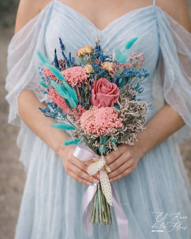 ramo de novia de flor SECA Y PRESERVADA en forma de garba. Combinación de azul y rosa. Materiales utilizados, rosa, phalaris, achillea, broom, limonium.