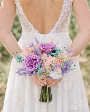 Ramo de novia tipo bouquet en flores secas y preservadas. Tonos candy, lila, azul celeste, rosa y blanco.