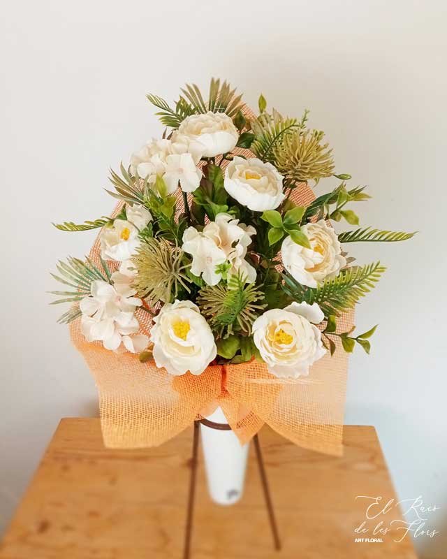 Ramo de flores artificiales para cementerio en Montmeló.