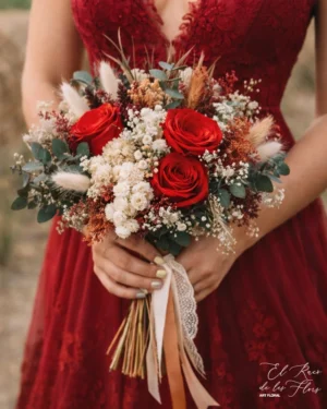 Ramo de novia tipo bouquet en flores secas y preservadas. En tonos blanco y dos rosas rojas preservadas.