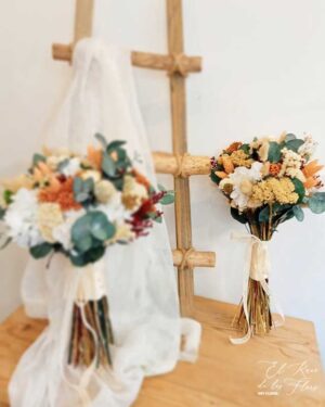 Réplica de ramo de novia estilo bouquet y tonos otoñales. Materiales utilizados Hortensia preservada blanca, eucalipto gris preservado, statice natural, statice salmón, flor de arroz naranja, phalaris naranja, broom granate. Diámetro aproximado 23cm