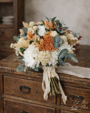 Ramo de novia estilo bouquet y tonos otoñales. Materiales utilizados Hortensia preservada blanca, eucalipto gris preservado, statice natural, statice salmón, flor de arroz naranja, phalaris naranja, broom granate. Diámetro aproximado 23cm
