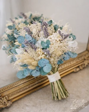 Ramo de novia estilo bouquet y silvestre, elaborado con flores secas y preservadas. Predomina el eucalipto y tonos suaves. Materiales utilizados Hortensia blanca preservada, eucalipto gris preservado, lavanda seca, variado de flores secas en blanco y natural.