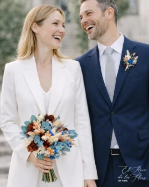 Ramo de novia estilo bouquet en contraste granate y azul Klein. Materiales utilizados eucalipto gris preservado, phalaris salmón, botao azul, Hortensia preservada granate, laugurus blanco, broom blanco.