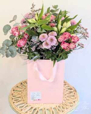 Ramo de flores frescas, compuesto por: Rosa rosa de pitiminí, alstroemelia blanca, crisantemo rosa, limonium , eucalipto, lentisco y trifern. Acompañado con una caja de cartón como base y un poco de agua.