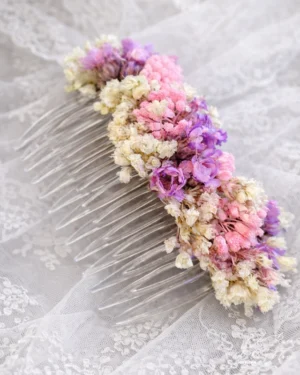 Peineta en flores secas y preservadas, tonos blanco rosa y malva. Precio 42€ Materiales utilizados paniculata preservada, oxodia malva, achillea rosa. Medidas decoración floral: 9cm largo x 3cm ancho