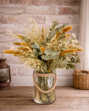 Jarrón de cristal estilo vintage y flores secas en tonos naturales. Recordando los campos secos en verano. Materiales utilizados avena salvaje, eucalipto natural phalaris salmón, estaría amarillo. Medidas aprox 50cm altura x 37cm diámetro el trabajo floral Jarrón medidas diámetro 14,5cm altura 22cm