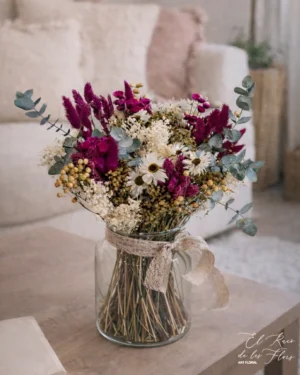 bouquet de estilo primaveral en tonos verde, blanco y azul. Materiales utilizados broom, eucalipto preservado cinerera, espiga, lino, siempre viva. Medidas jarrón 19cm altura x 14cm diámetro. Medidas ramo 25cn diámetro. M Altura total 37cm