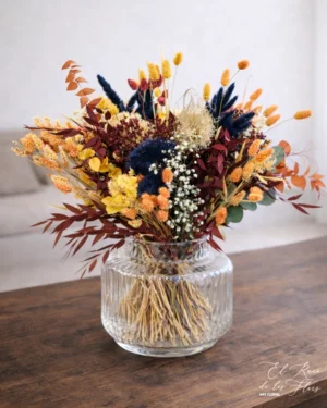 Conjunto de tamaño grande, elaborado en contraste de naranja, granate y azul marino. Materiales utilizados eucalipto preservado parvifolia granate, eucalipto preservado cinerera otoñal, laugurus, phalaris y hortensia.