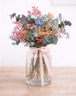 jarrón de cristal decorado con ramo de paniculata preservada arcoiris y eucalipto usa preservada.