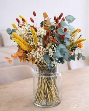 Bouquet de flores secas y preservadas variadas, en tonos otoñales. Materiales utilizados: Setaria ocre, phalaris granate, paniculata preservada blanca, eucalipto preservado gris, eucalipto preservado naranja y ocre, broom naranja. Acompañado con un jarrón de cristal y cintas de estilo vintage. 72€ Medidas aprox Jarrón base 16cm x altura total 38cm x 28cm diámetro el ramo