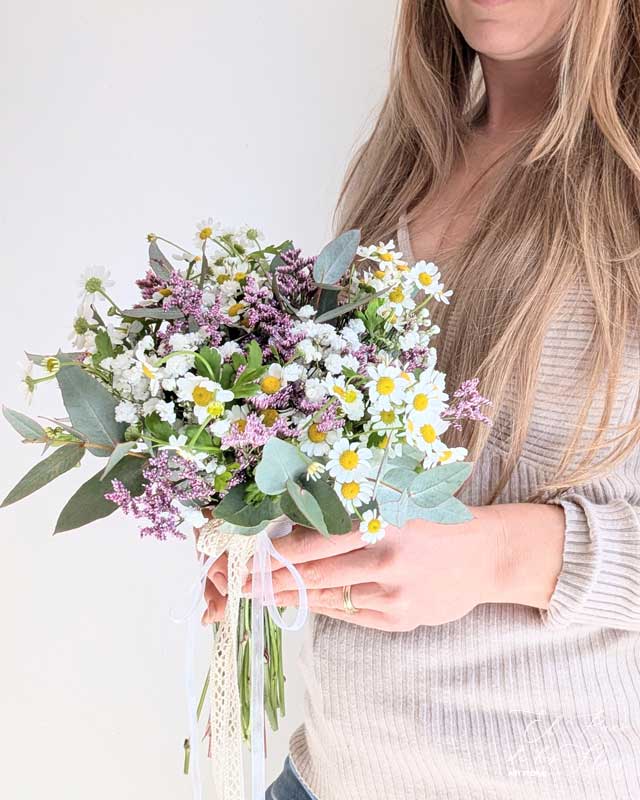 Enna Ramo de novia forma bouquet en flores naturales, de estilo muy silvestre. Materiales utilizados: Tanacetum, limonium rosa, paniculata blanca y eucalipto cinerea gris. Medidas aprox 23cm diámetro.
