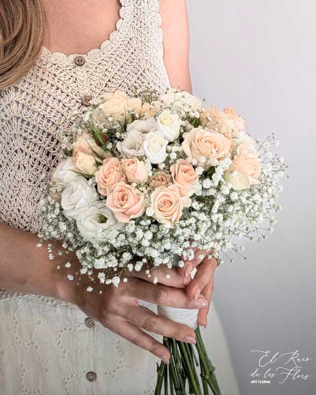 Ramo de novia en FLORES NATURALES de estilo clásico. Materiales utilizados paniculata milion stars, rosa pitiminí salmón y lisianthus blanco.