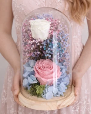 Cúpula de cristal con flor seca y preservada