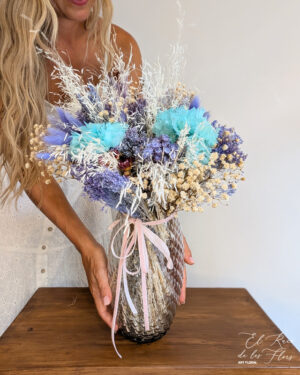 Jarrón de cristal con relieve Diamond y decorado con un bouquet en tonos lila, blanco y turquesa. Materiales utilizados, broom lila, paniculata blanca preservada, laugurus lila, hortensia turquesa preservada, munni blanco.