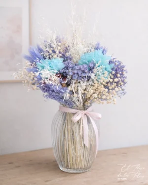 Jarrón de cristal con relieve Diamond y decorado con un bouquet en tonos lila, blanco y turquesa. Materiales utilizados, broom lila, paniculata blanca preservada, laugurus lila, hortensia turquesa preservada, munni blanco.