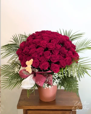 Centro de 50 rosas agrupadas y 60cm largada. En base y corona de panículata.