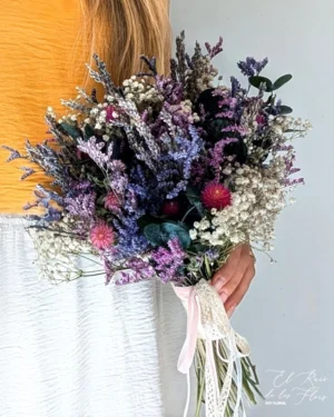 Ramo de novia con FLORES NATURALES QUE SECAN BIEN. En tonos lila, blanco y rosa. Materiales utilizados: Lavanda, paniculata, gomprhena, limonium y eucalipto preservado. Tamaño de diámetro 24cm aproximadamente.