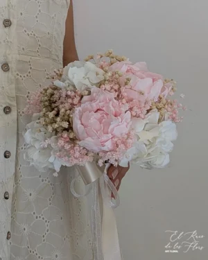 Ramo de novia elaborado con peonías rosa pastel, hortensia blanca y paniculata crema. Todo preservado. Agrupado y sin verdes. El ramo de la imagen es un ramo de tamaño pequeño elaborado para unas bodas de oro. Está compuesto por tres peonías. Su tamaño es de 18 cm de diámetro aproximadamente.