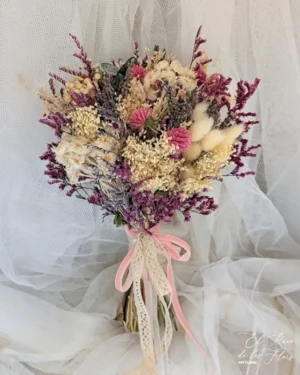 Ramo de novia en flores naturales que secaran bien. Tonos crema, rosa , fucsia y lila. Materiales utilizados: Broom crema, laugurus blanco, gomprhena rosa, limonium fucsia, siempreviva blanca y lavanda. Tamaño 24cm diámetro