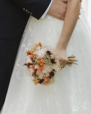 Ramo de novia en flores secas y preservadas. Tipo bouquet agrupado. Materiales utilizados Broom granate, hortensia blanca, phalaris naranja y paniculata crema. Medidas aprox 23cm diámetro