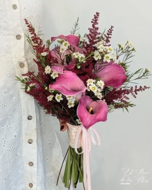 Bouquet de novia natural elaborado con calas color rosa fucsia, astilbe granate y flor de cera blanca. Medidas aprox 24cm