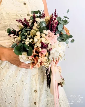 Ramo de novia seco y preservado MOUNIA Bouquet elaborado con eucalipto preservado cinerera, panículata preservada blanca, lavanda fucsia, hortensia blanca, hortensia rosa vintage, margarita Margaret blanca Medidas aprox 24cm diámetro