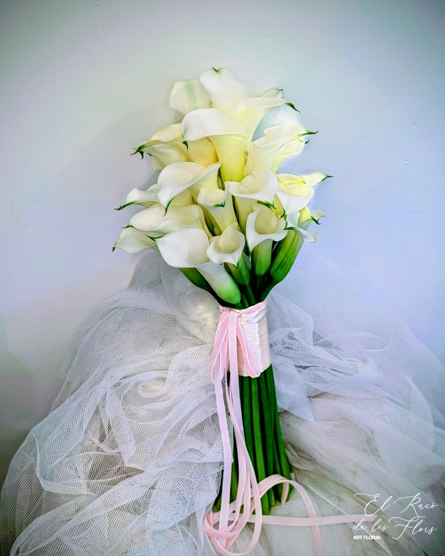 Ramo de novia NATURAL HAYAT Bouquet triangular agrupado de calas blancas.