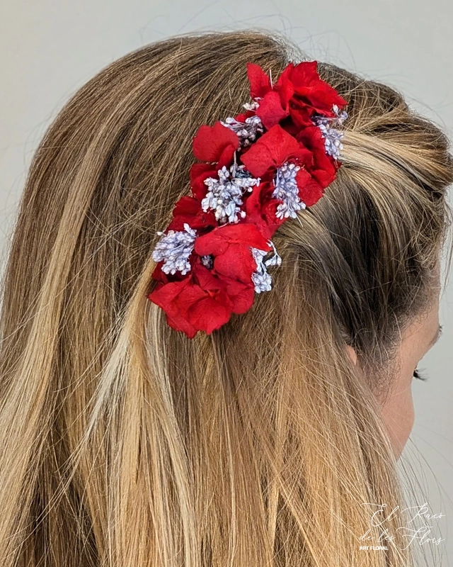 con hortensia roja y broom malva.