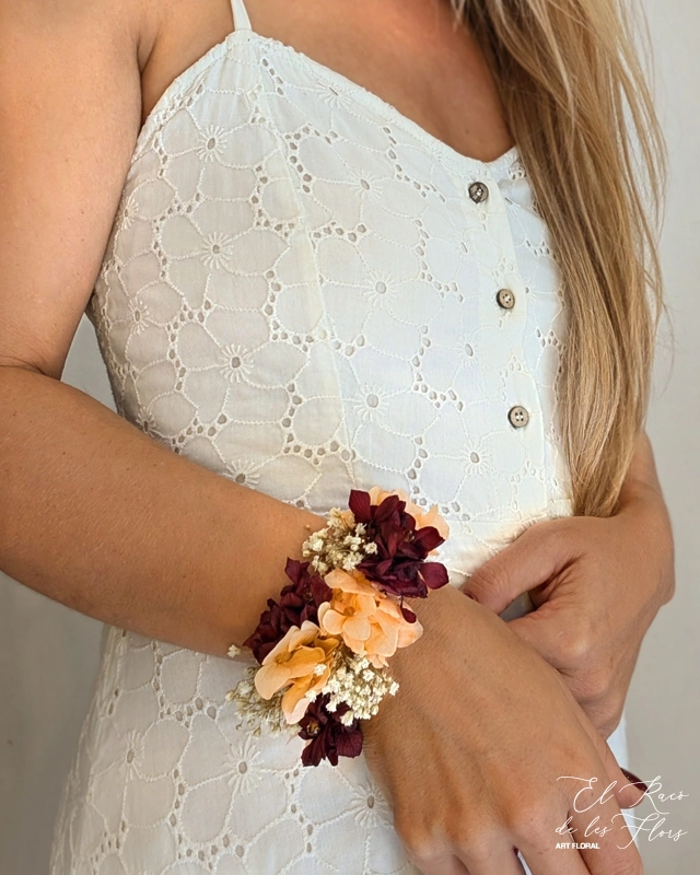 Pulsera frontal elaborada con hortensia granate, hortensia naranja y panículata.