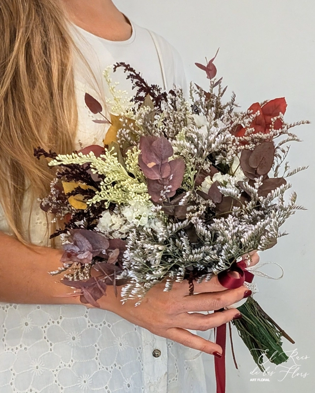 Ramo de novia en forma bouquet con mix de flores secas que secaran bien y eucalipto preservado otoñal. Materiales utilizados: Solidalgo, limonium, statice y eucalipto preservado cinerera. Medidas aprox 24cm diámetro