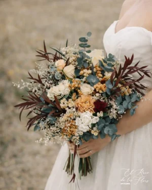 Ramo de novia en flores secas y preservadas, tamaño XL de estilo silvestre, en tonos otoñales. Materiales utilizados: Rosa de jardín melocotón, buganvilla crema, cala blanca, panículata blanca, hortensia naranja, Margaret blanca, eucalipto preservado cinerera, eucalipto parvifolia granate. Medidas del diámetro: aprox. 35 cm MANTENIMIENTO Y CUIDADOS: –  No exponer a la luz directa del sol