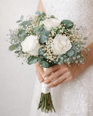Ingrid, ramo de novia estilo bouquet, sencillo un tanto minimalista. Compuesto por eucalipto preservado, paniculata preservada y boom blanco, y tres rosas blancas preservadas extra.