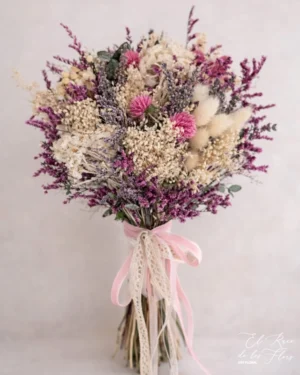 Ramo de novia en flores naturales que secaran bien. Tonos crema, rosa , fucsia y lila. Materiales utilizados: Broom crema, laugurus blanco, gomprhena rosa, limonium fucsia, siempreviva blanca y lavanda. Tamaño 24cm diámetro