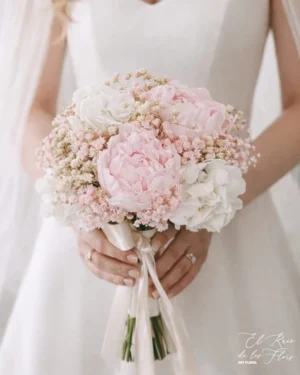 Ramo de novia elaborado con peonías rosa pastel, hortensia blanca y paniculata crema. Todo preservado. Agrupado y sin verdes. El ramo de la imagen es un ramo de tamaño pequeño elaborado para unas bodas de oro. Está compuesto por tres peonías. Su tamaño es de 18 cm de diámetro aproximadamente.