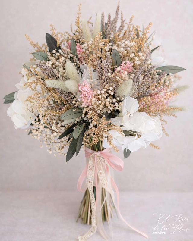 Ramo de novia bouquet silvestre en flores secas y preservadas. Material utilizado: Olivo preservado, astilbe crema tostado, broom rosa claro, paniculata preservada natural, lavanda seca, laugurus verde mint, Hortensia blanca preservada.