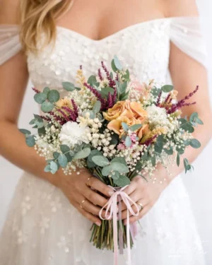 Ramo de novia seco y preservado MOUNIA Bouquet elaborado con eucalipto preservado cinerera, panículata preservada blanca, lavanda fucsia, hortensia blanca, hortensia rosa vintage, margarita Margaret blanca Medidas aprox 24cm diámetro