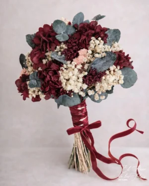 Bouquet Redondo en tonos granate. Elaborado con Hortensia preservada granate, paniculata blanca preservada, achillea salvaje rosa y eucalipto gris preservado. Tamaño 24cm diámetro