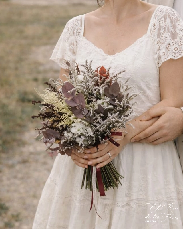 Ramo de novia en forma bouquet con mix de flores secas que secaran bien y eucalipto preservado otoñal. Materiales utilizados: Solidalgo, limonium, statice y eucalipto preservado cinerera. Medidas aprox 24cm diámetro